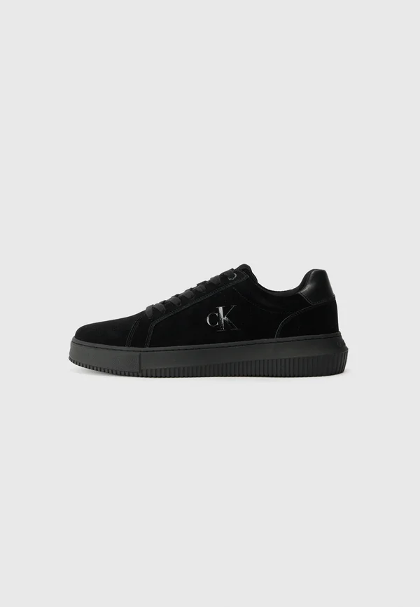 Trainers - triple black