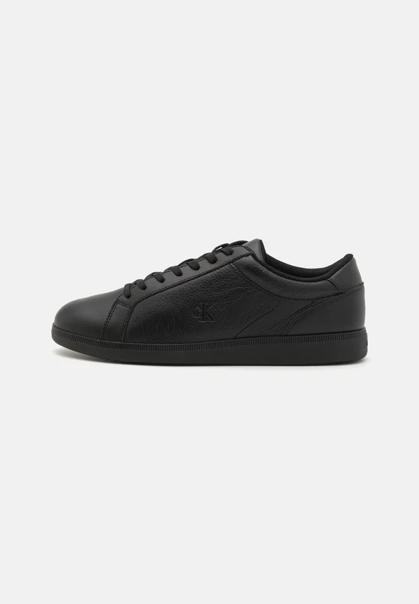 Trainers - triple black