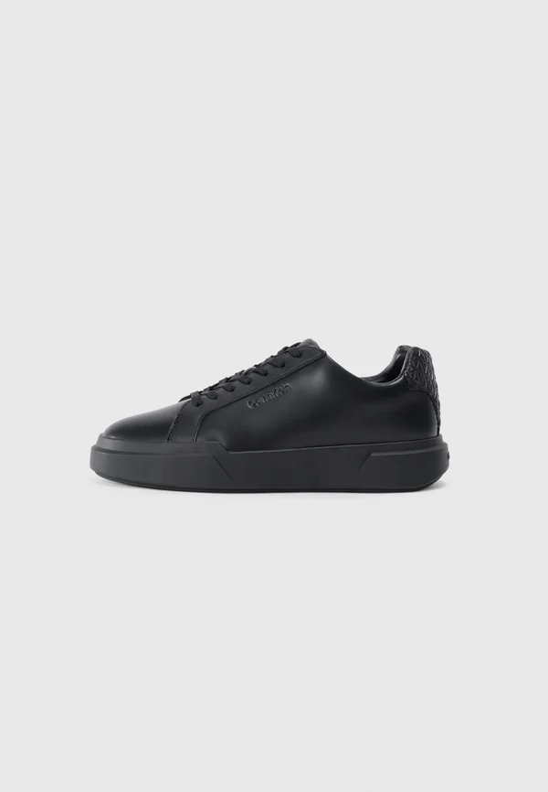 Trainers - triple black