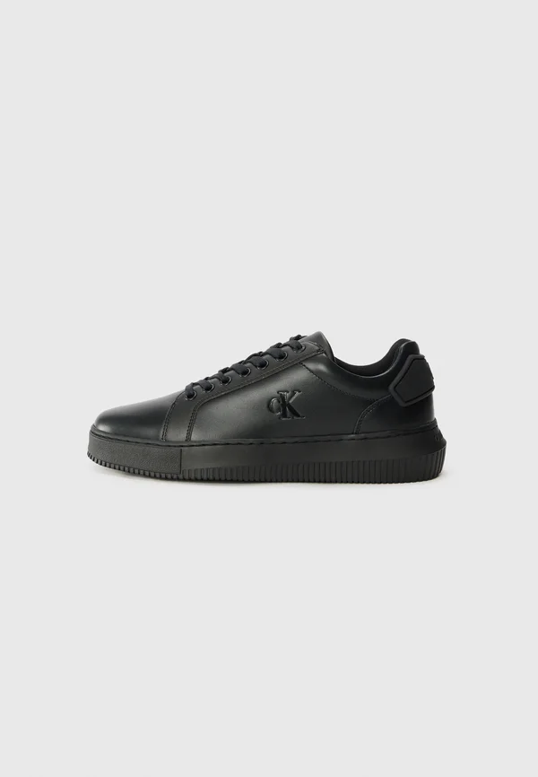 Trainers - triple black