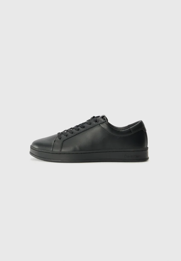 Trainers - triple black