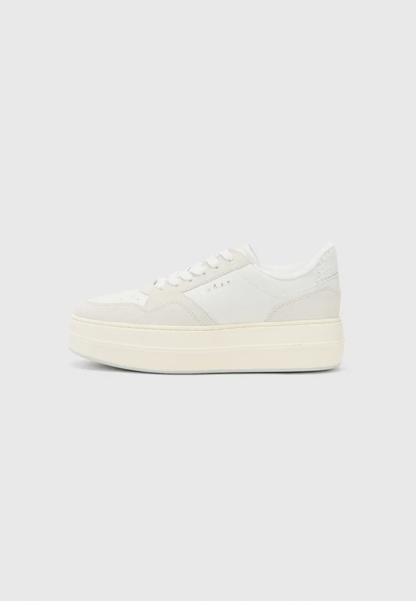Trainers - white