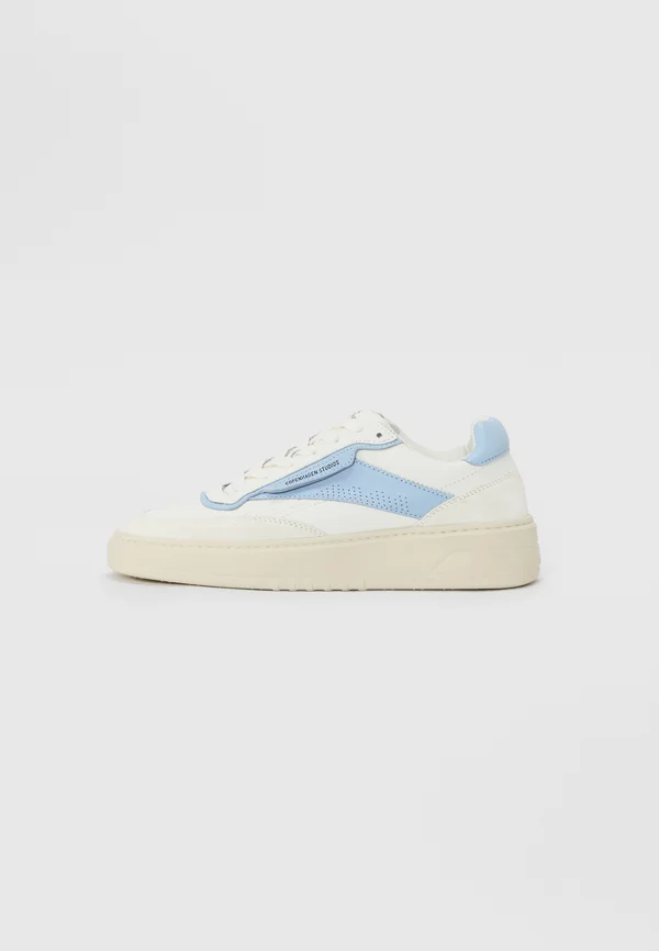 Trainers - white