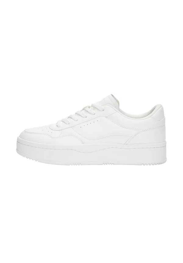 Trainers - white