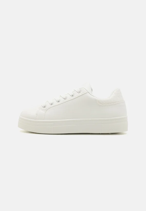 Trainers - white