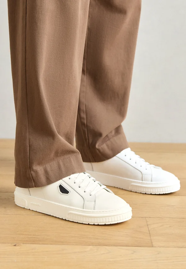 Trainers - white