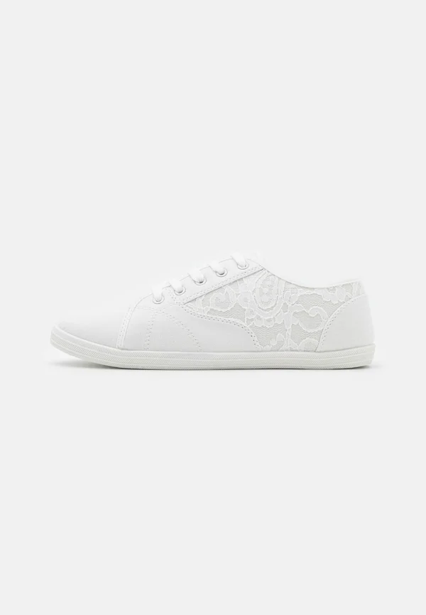 Trainers - white