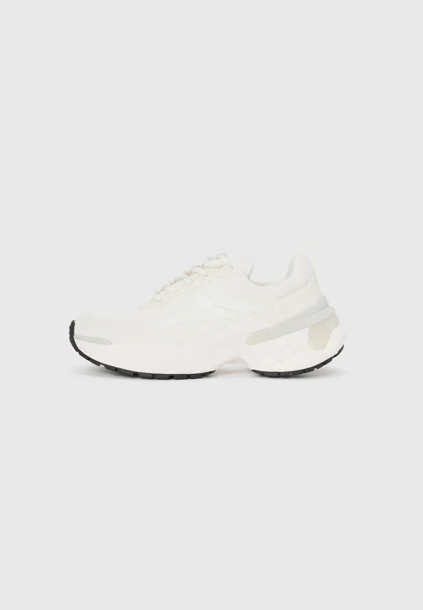 Trainers - white