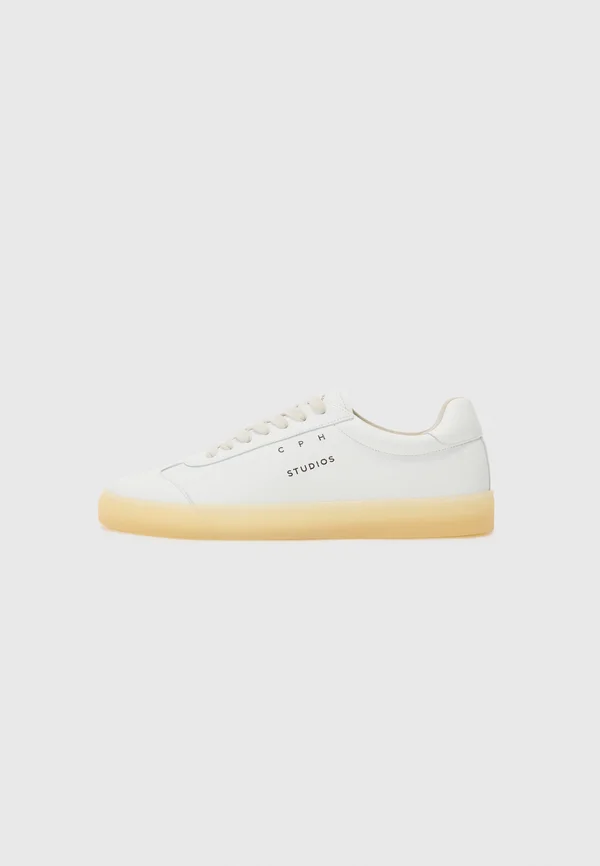 Trainers - white