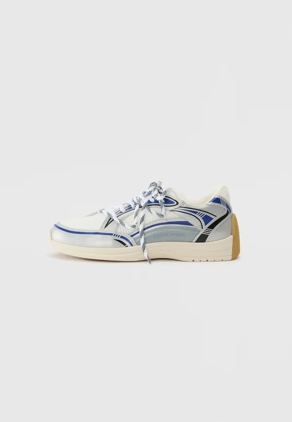 Trainers - white