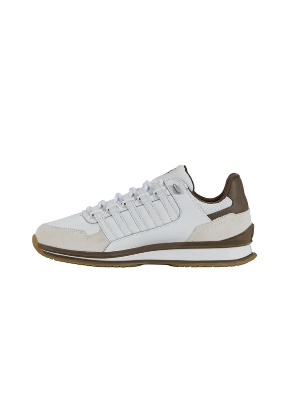 Trainers - white