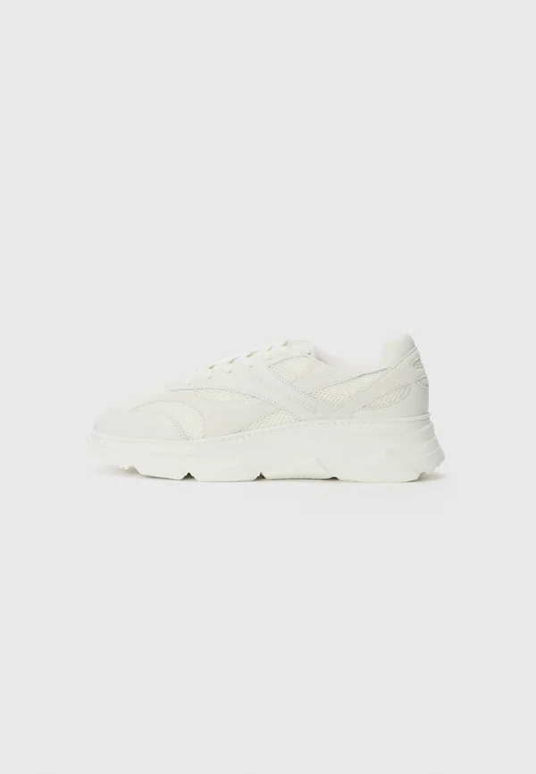 Trainers - white