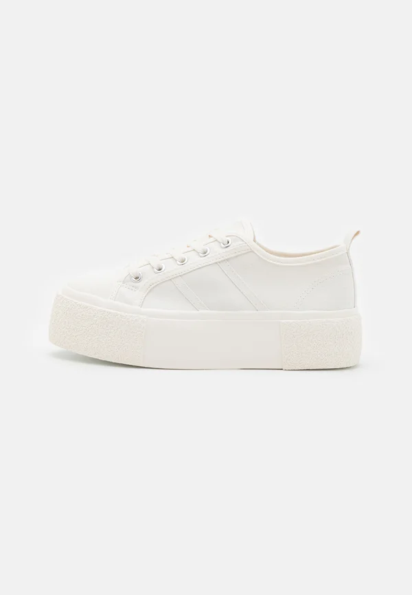 Trainers - white