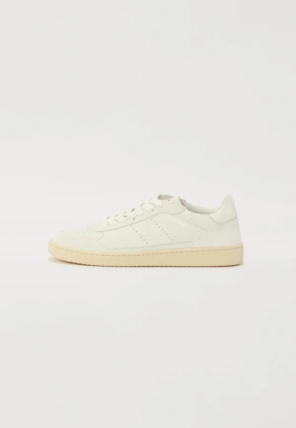 Trainers - white