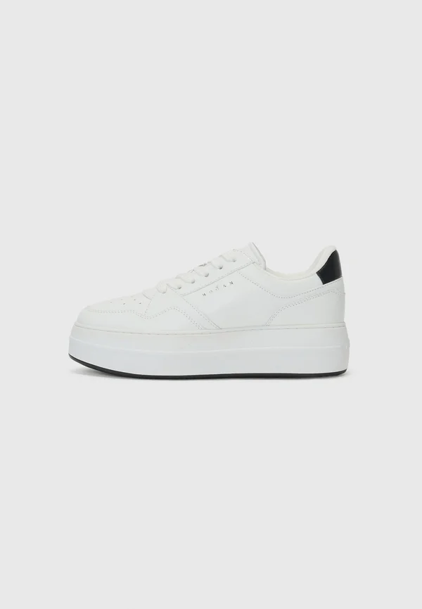 Trainers - white
