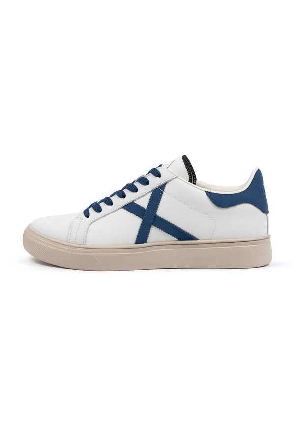 Trainers - white