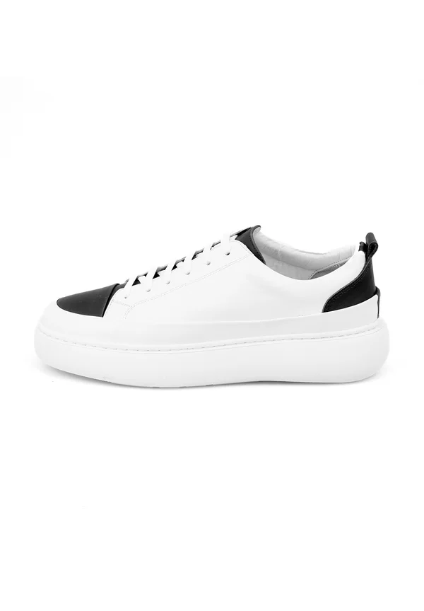 Trainers - white