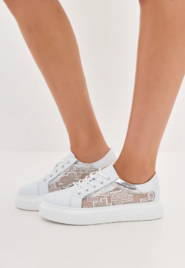 Trainers - white