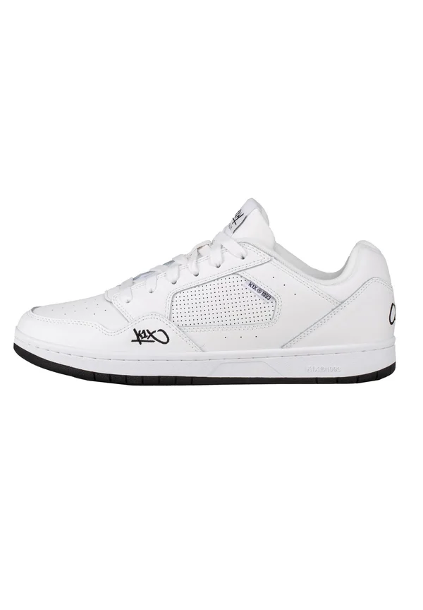 Trainers - white