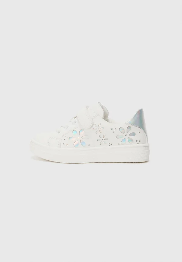 Trainers - white