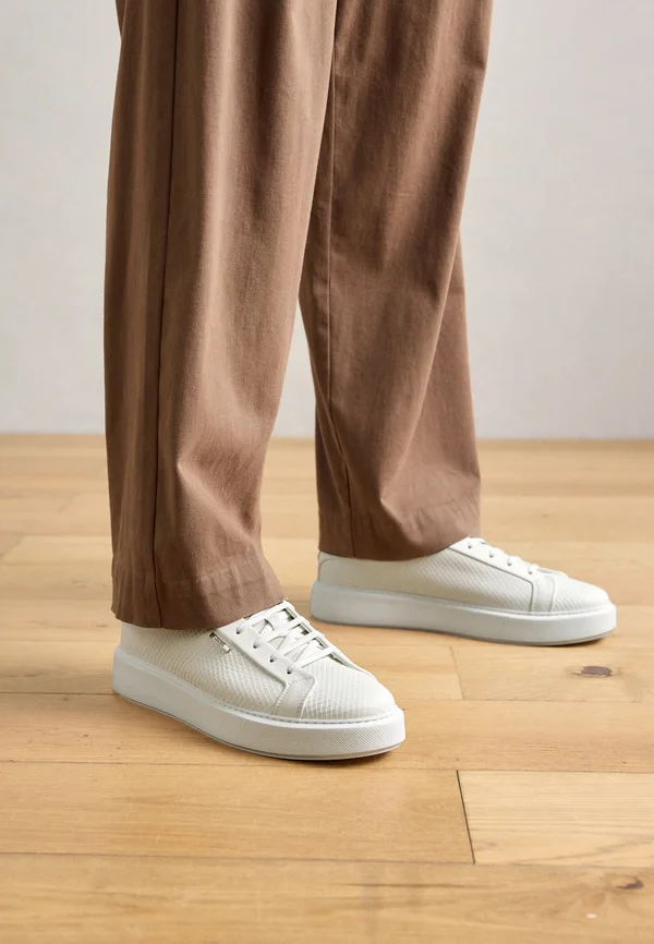 Trainers - white