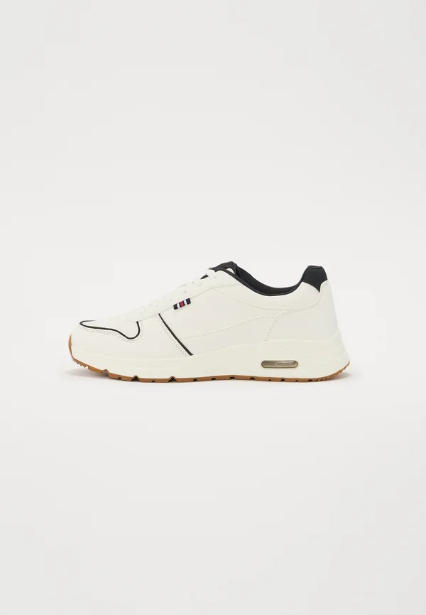 Trainers - white