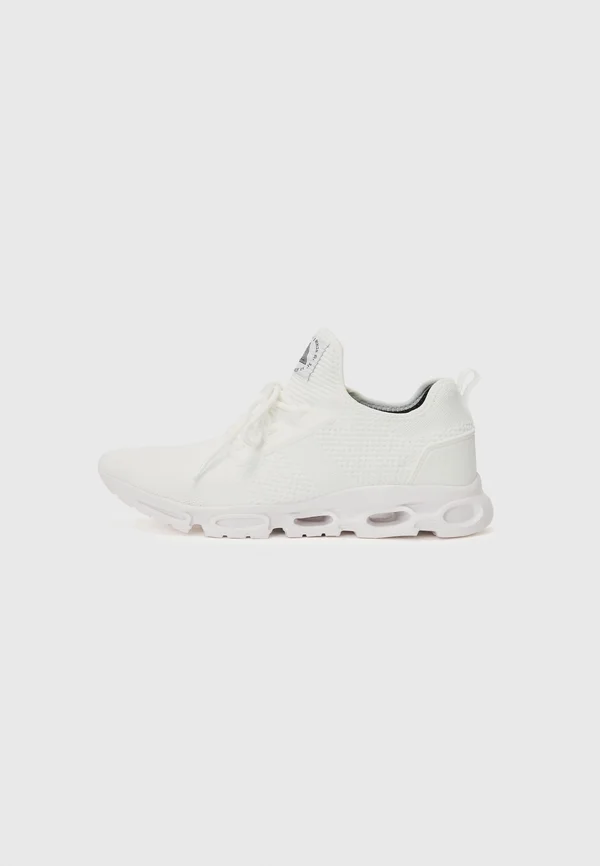 Trainers - white