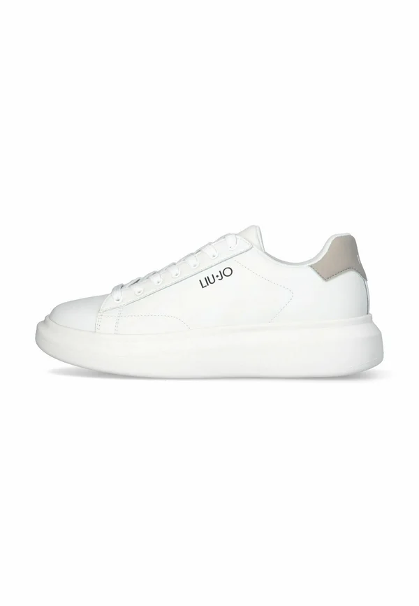 Trainers - white