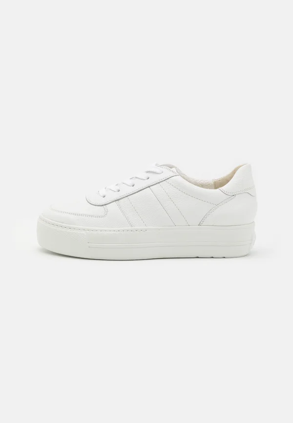 Trainers - white