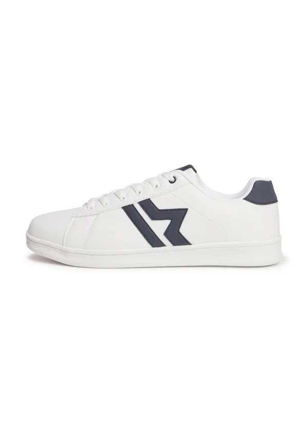 Trainers - white