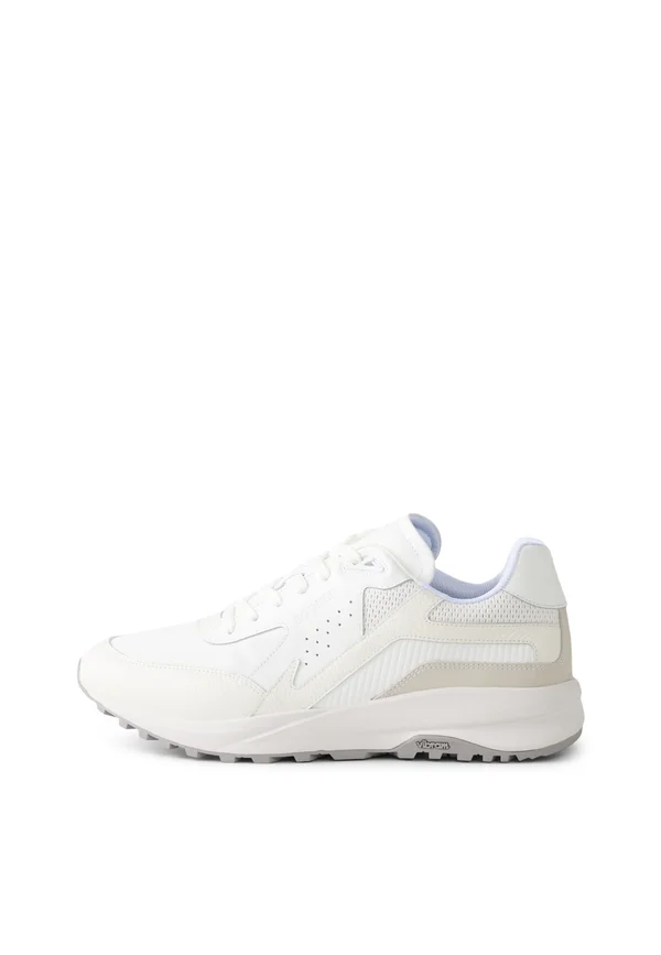 Trainers - white
