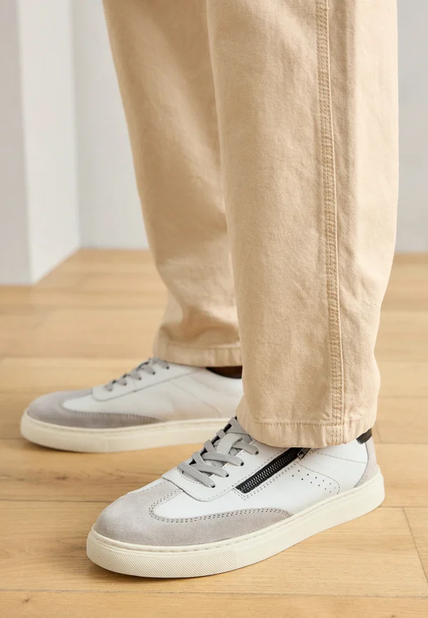Trainers - white