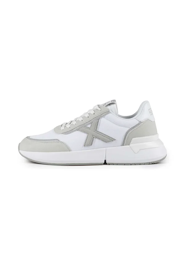 Trainers - white