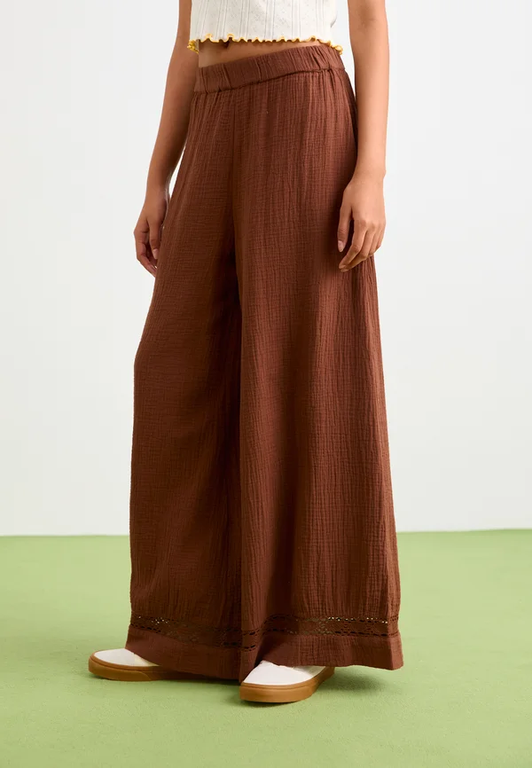 UNDER TROPIC - Trousers - fondue fudge