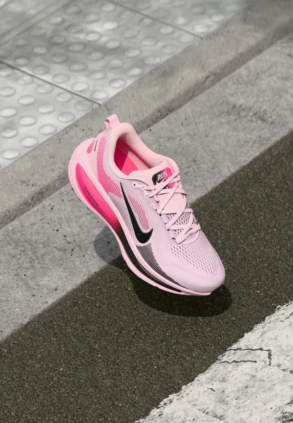 VOMERO 18 - Road running shoes - pink foam/black/hyper pink