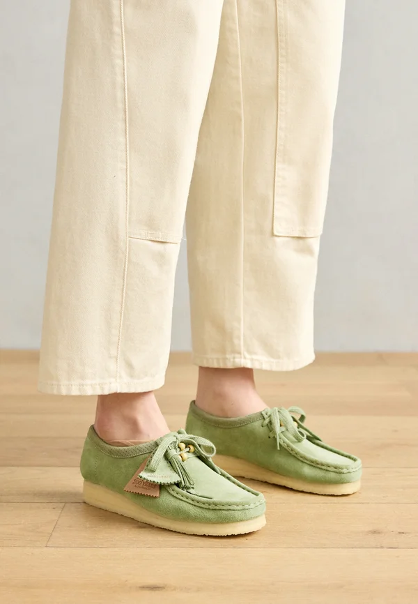 WALLABEE - Lace-ups - apple