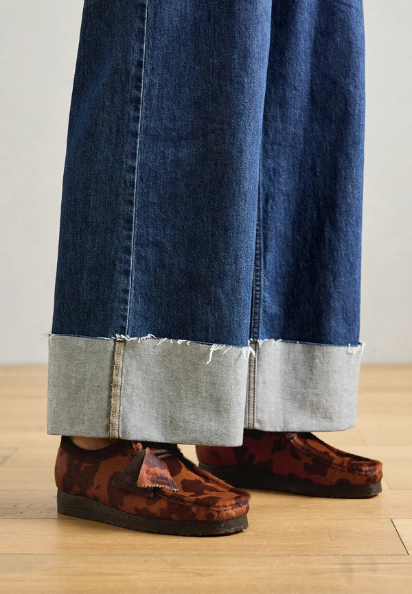 WALLABEE - Lace-ups - brown