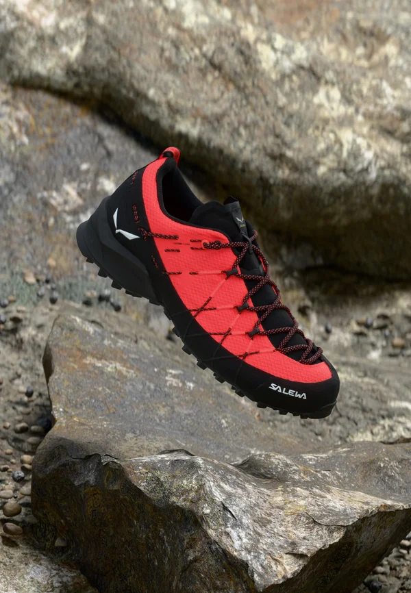 WILDFIRE 2 - Hiking shoes - fluo coral/black