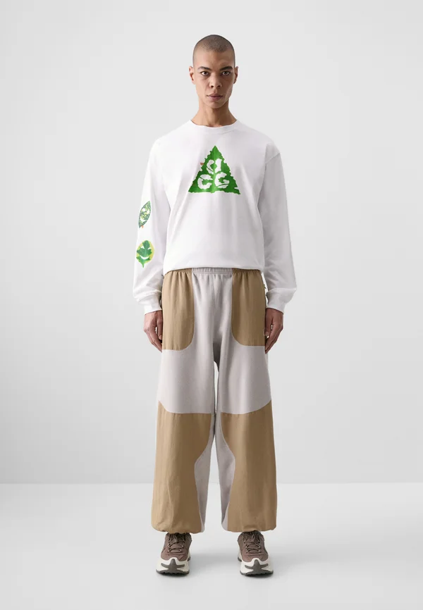 WOLF TREE PANT PLUS - Tracksuit bottoms - college grey/parachute beige/summit white