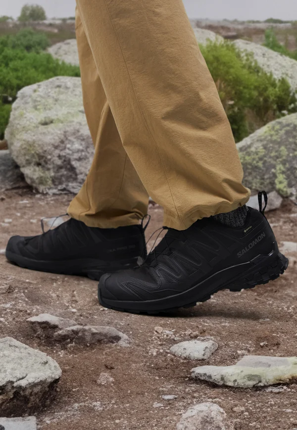 XA PRO 3D V9 WIDE GORE TEX - Trail running shoes - black/phantom/pewter