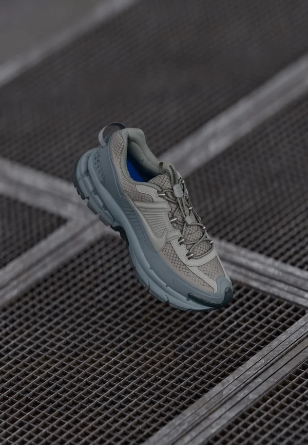 ZOOM VOMERO ROAM - Trainers - metallic pewter/cool grey/anthracite/racer blue/white
